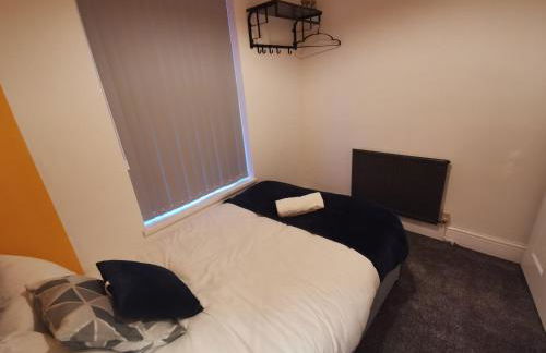 Spacious & comfy 4 bed house, 6 Beds, Free Private Parking & Wifi - Foto 22