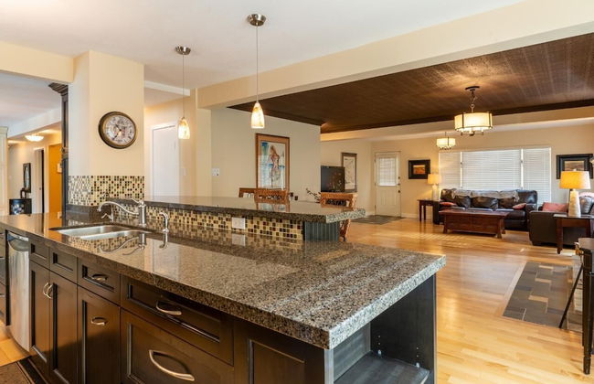 LUXURIOUS 5,500 sqft Home: 5 Br/5 Ba | PRIVATE Pool & Hot Tub | STEPS to Beach - Foto 19