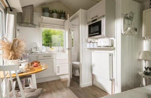 Woodland Art Studio - Cosy Woodland Studio with Private Hot Tub - Photo 4