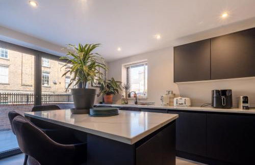 Luxury 4BDR House By Torr Property Group Short Lets & Serviced Accommodation With Free Gated Secure Parking & Private Patio Garden Liverpool - Foto 12