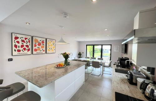 Luxury Family Home in Central Windsor with Large Garden, Games Room, Office, Parking & Pet-Friendly - Photo 3