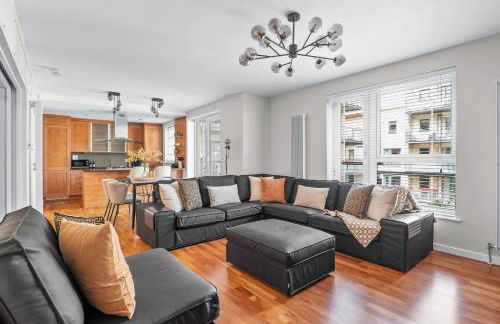 Central 2BR Park Royal Apartment with Balcony and Parking - Photo 10