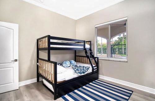 Luxury Tropical Living , 4BR w Backyard Pool Oasis - Foto 35