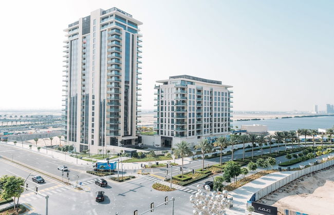 Elegant Stay: Balcony & Stunning Dubai Creek Views - Photo 38