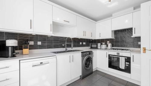 City Superhost 3-Bed House with Garden Free Parking - Foto 4