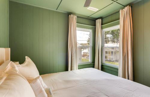 Walk to White Lake Family Home with Deck and BBQ - Foto 10