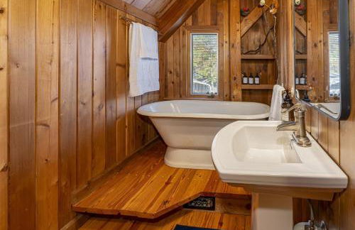 Luxury Lake House w Dock & Game Room - Photo 27