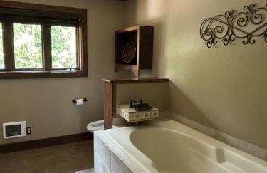 Spacious 4 Bedroom Chalet on Hiking Trails - Foto 16