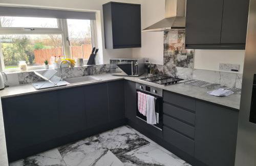 SAV 5 bedroom Executive detached house in Leiceste - Photo 8
