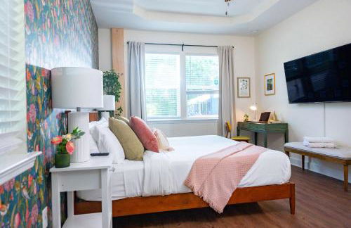 The Botanical Suite Newly Built Upscale Central - Photo 10