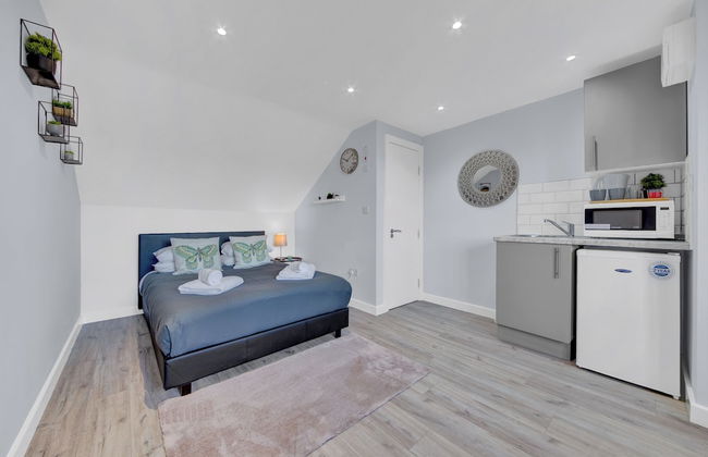 Remarkable Serviced Room West Drayton London UB7 - Photo 1