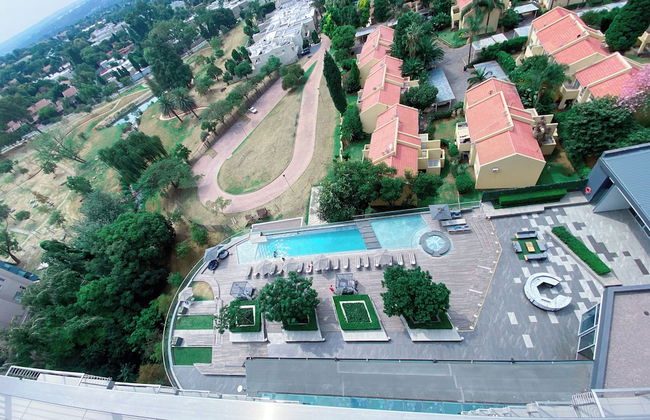 Sandtoncity-apartment-sleeps2-pool-parking - Photo 15