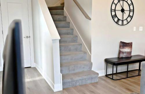 Modern 4BR Townhouse with Parking & Lake Views - WVille rep 4 - Foto 25