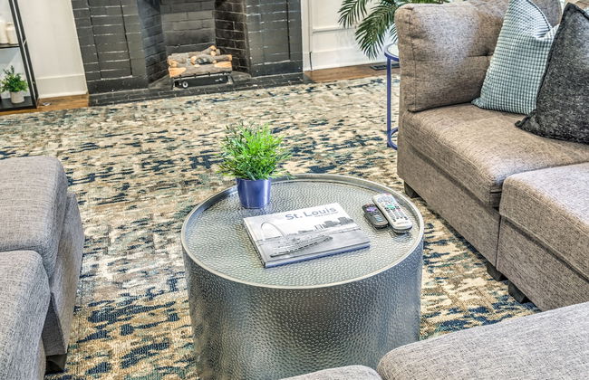 Expansive Downtown Home | JZ Vacation Rentals - Photo 34