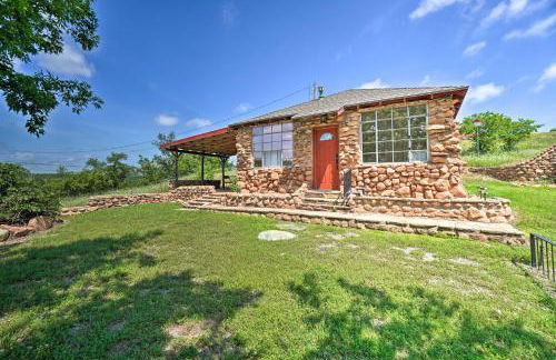 Enchanting Hilltop Cottage in Medicine Park! - Foto 1