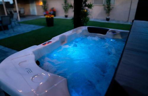 Enchanting Garden with Luxe Jacuzzi Spacious Yard - Foto 44