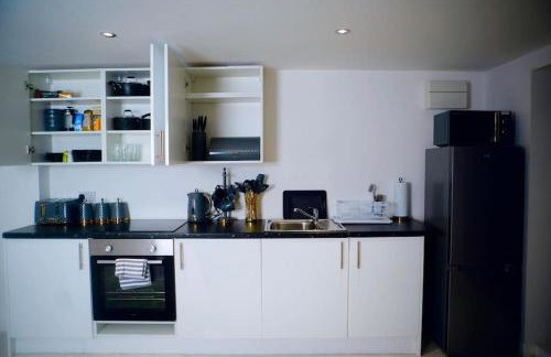 Perfect 1 Bed Apartment Sleeps 5 1 Kingsize bed 1 double Sofabed & Foldable Single bed Free Parking Wifi good transport network shopping Holiday Makers Families Contractors in North London - Photo 12