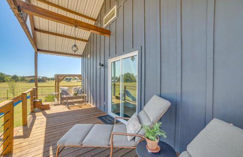 Pond and Grazing Cattle! Rural Getaway Near Van - Foto 20