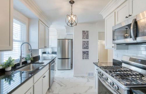 Stylish 3BR w Sunroom & Deck - Foto 1