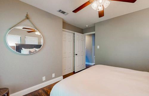 Spacious Lakefront Hideaway with Decks, Grill, Billiards, Tennis & Pool - Foto 13