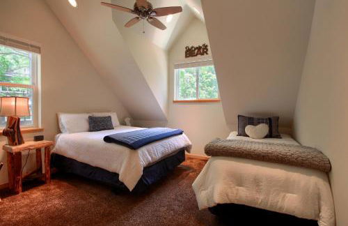 Rivercrest Lodge with Hot Tub-Pool Table-Firepit - Foto 18