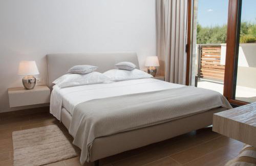 Luxury Poolside Villa - Photo 9