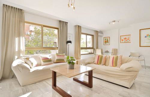 C09 Roomy Luminous 5 Bedroom in Town - Foto 7