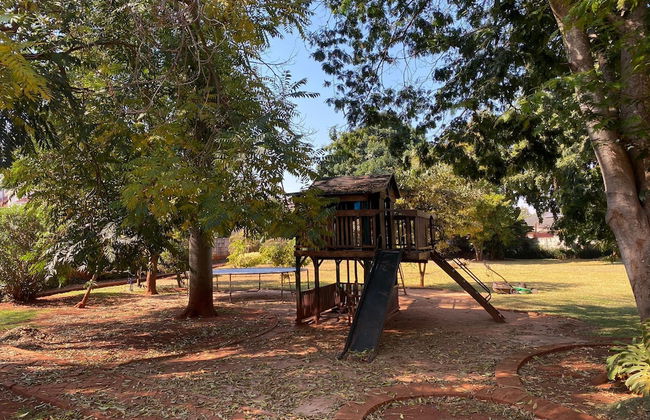 Luxurious 4 bed With Pool in Helensvale - 2255 - Foto 12