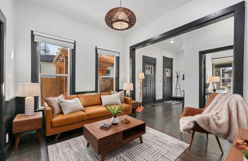 Old Town Retreat with Hot Tub - Steps from CSU! - Photo 8