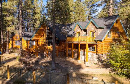 Pinetree Place by Avantstay Group Cabin w/ Hot Tub Minutes to the Lake - Photo 76