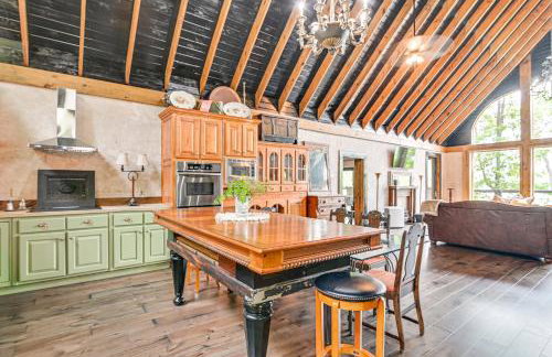 Upscale Getaway on Smith Lake with Boat Dock - Foto 9