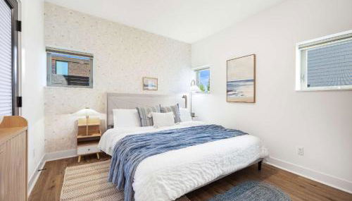 Ocean-Inspired 3B Modern Retreat w Kids Room - Foto 2