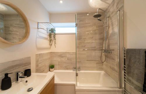 Modern 4-Bedroom Home, Ideal for Relocation, Ideal for Leisure Stays, Guests 8, Free WiFi - Foto 22