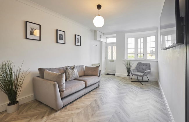 Host Stay Spring Cottage - Photo 1