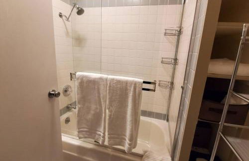 Cozy Cottages across from the Food Trucks of Aloha mall - Foto 25