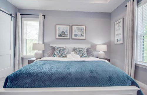 5BR Farmhouse Lake Retreat Pool Hot Tub Theater - Foto 23