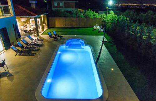 Luxury Villa With Heated Pool, Terrace, and Outdoor Amenities for Relaxation - Foto 16