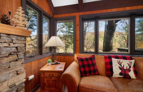 Chicadees Lake Lookout - A wood-burning fireplace, beautiful lake views, king and queen bedrooms, deck dining, and easy access t - Foto 6