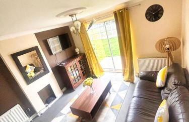 2 Bed Semi - Sleeps 4 - Private Garden & Parking - Quiet Cul De Sac Location - Dog Friendly - Fast Wifi - Close to Motorway Access - Foto 1