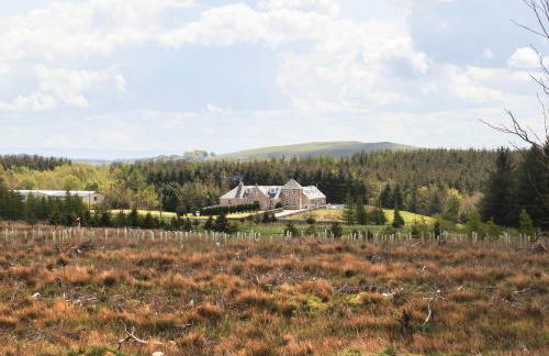 JOIVY Greenknowes Estate with Hot Tub and Bar - Farmhouse and Lodge - Photo 65