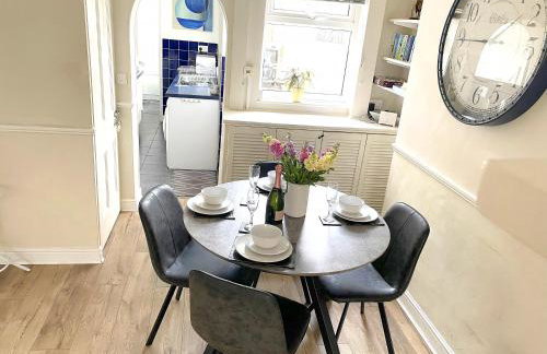 The Racecourse - Quaint Victorian Home With Free Parking - Foto 20