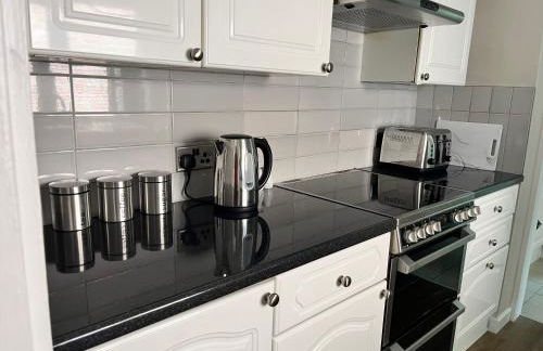 4 bedroom, sleeps 8, 30 seconds from beach, games table - Foto 6