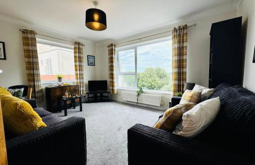 Beautiful 2 Bedroom Sea View - Free Onsite Parking - Photo 1
