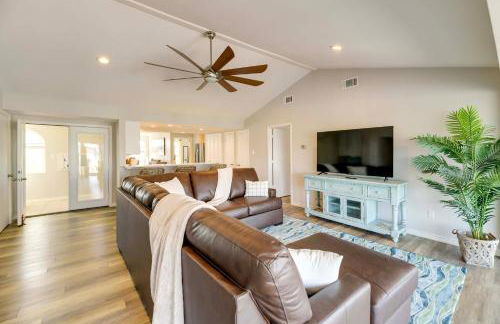 Waterfront Home with Deck and Pool in City-by-the-Sea - Foto 6