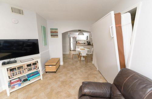 Enchanting 2-Bedroom Ground Floor Beach Condo at Cape Canaveral WiFi & AC - Foto 28