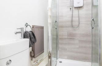 Spacious 4-Bed Home, Perfect Stay with Free WiFi - Foto 49