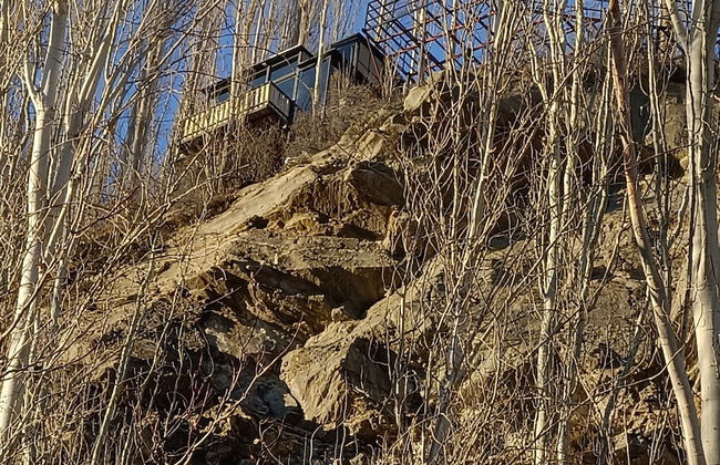 Stunning Cliff-edge 2-bedroom Chalet in Karimabad - Photo 10