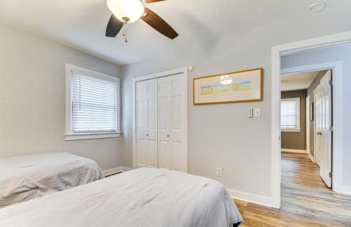 Walk to Parks and Town Square Cary Home with Yard! - Foto 17