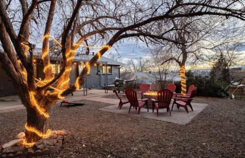 Light-filled retreat w hot tub & firepit - Foto 46