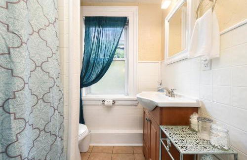 HostWise Stays - Block to AGH - King Bed, Free Off Street Parking - Foto 8